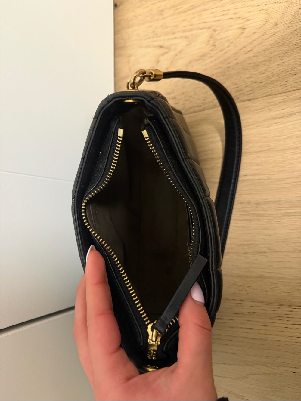 Tory Burch Black Quilted Logo Shoulder Bag with Gold Hardware - Picture 7 of 7